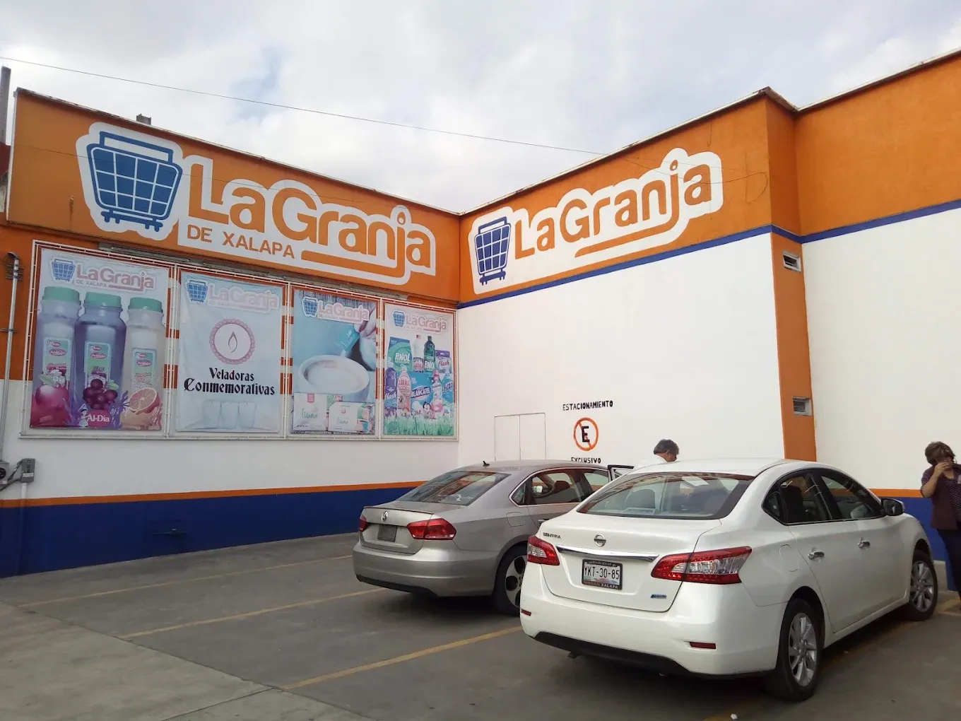 Fachada naranja de una sucursal de La Granja de Xalapa