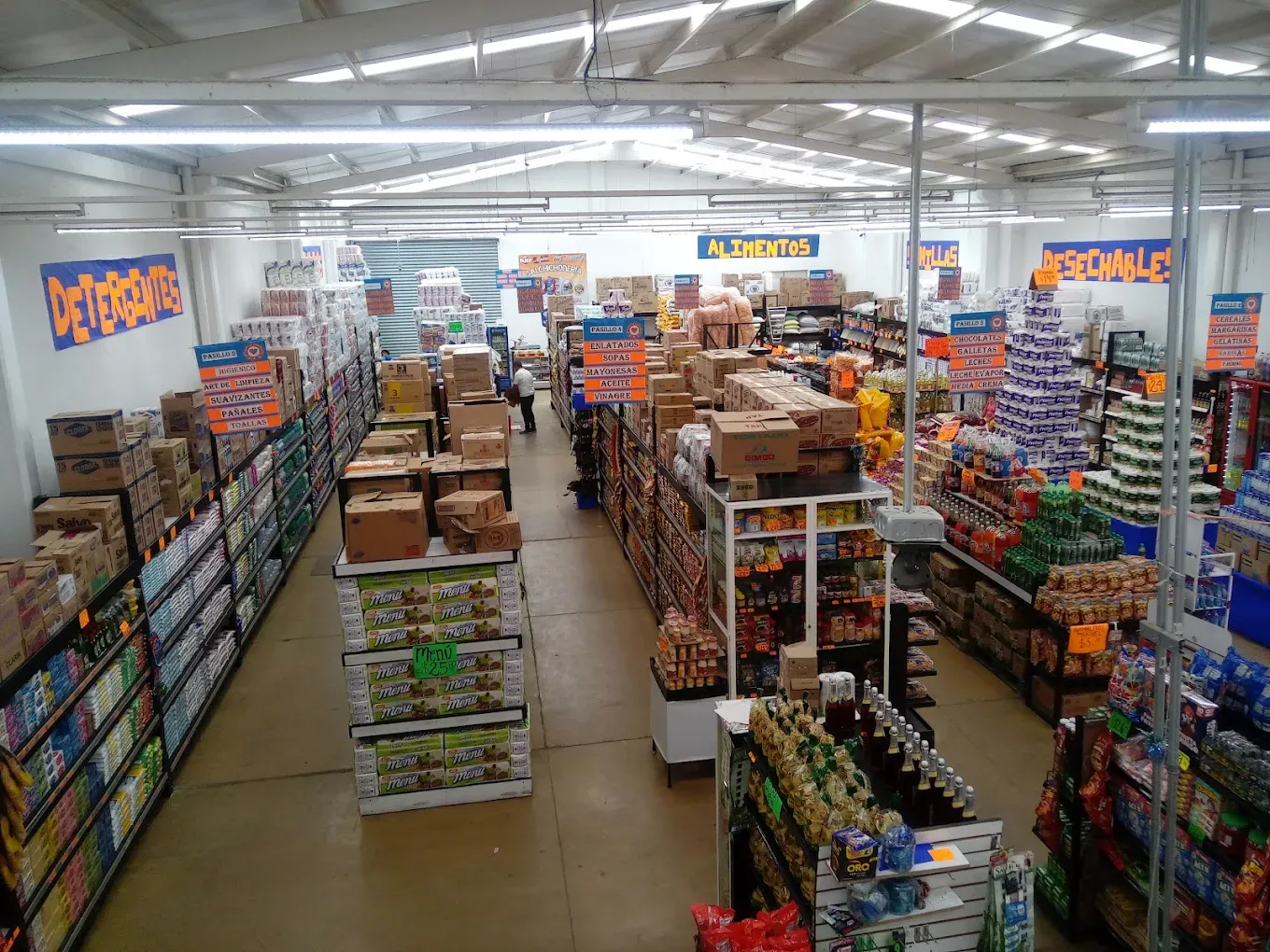Interior de la tienda con anaqueles surtidos